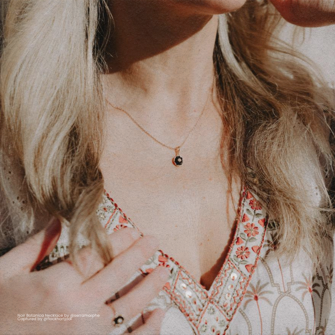 NOIR BOTANICA NECKLACE
