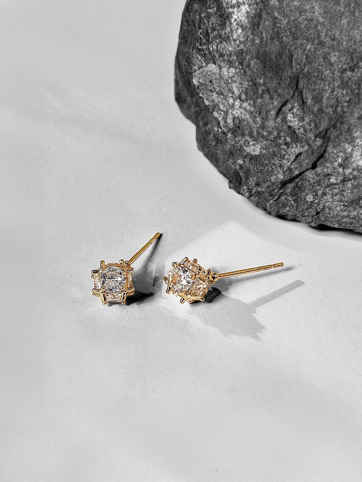 GOLDEN CUJU EARRINGS