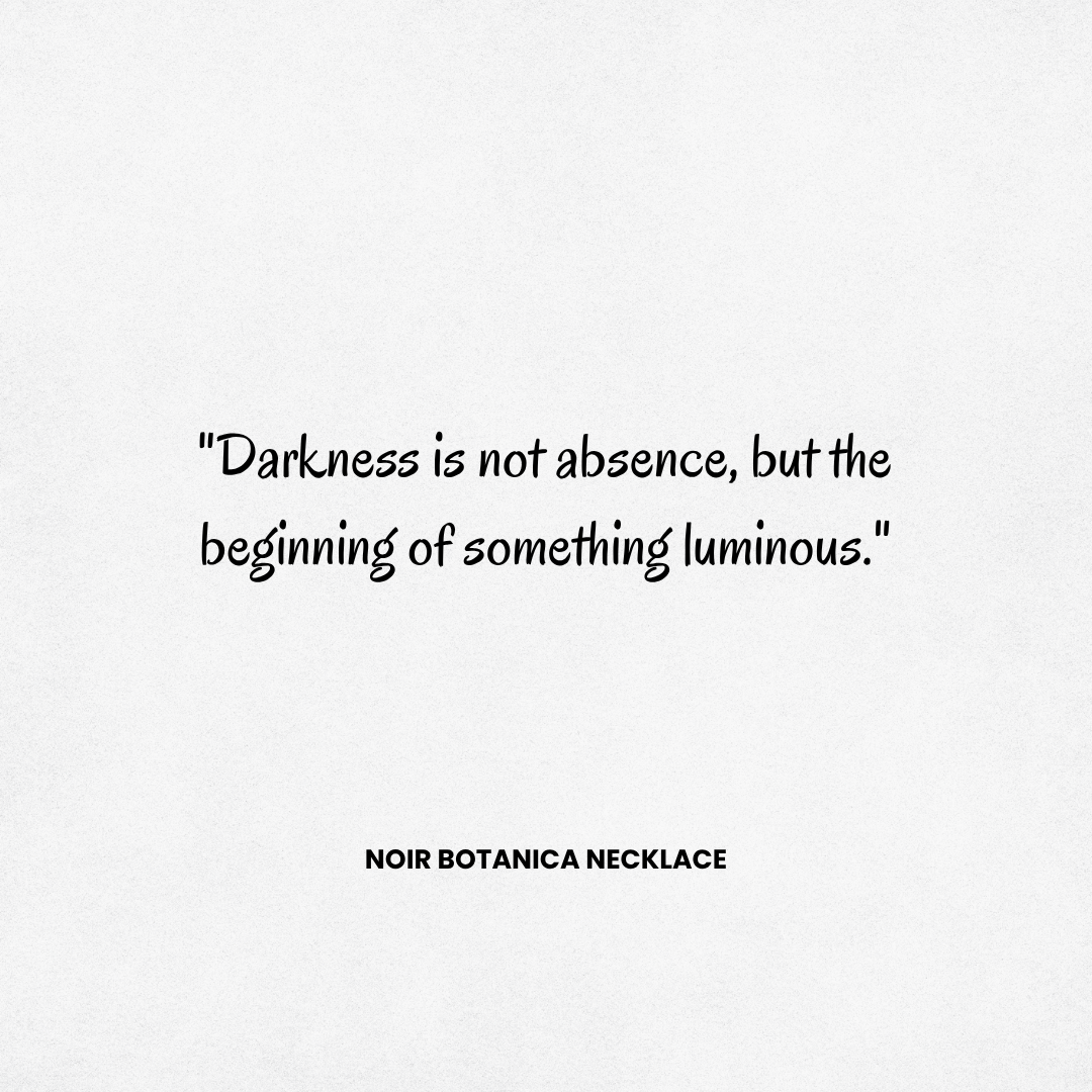 NOIR BOTANICA NECKLACE
