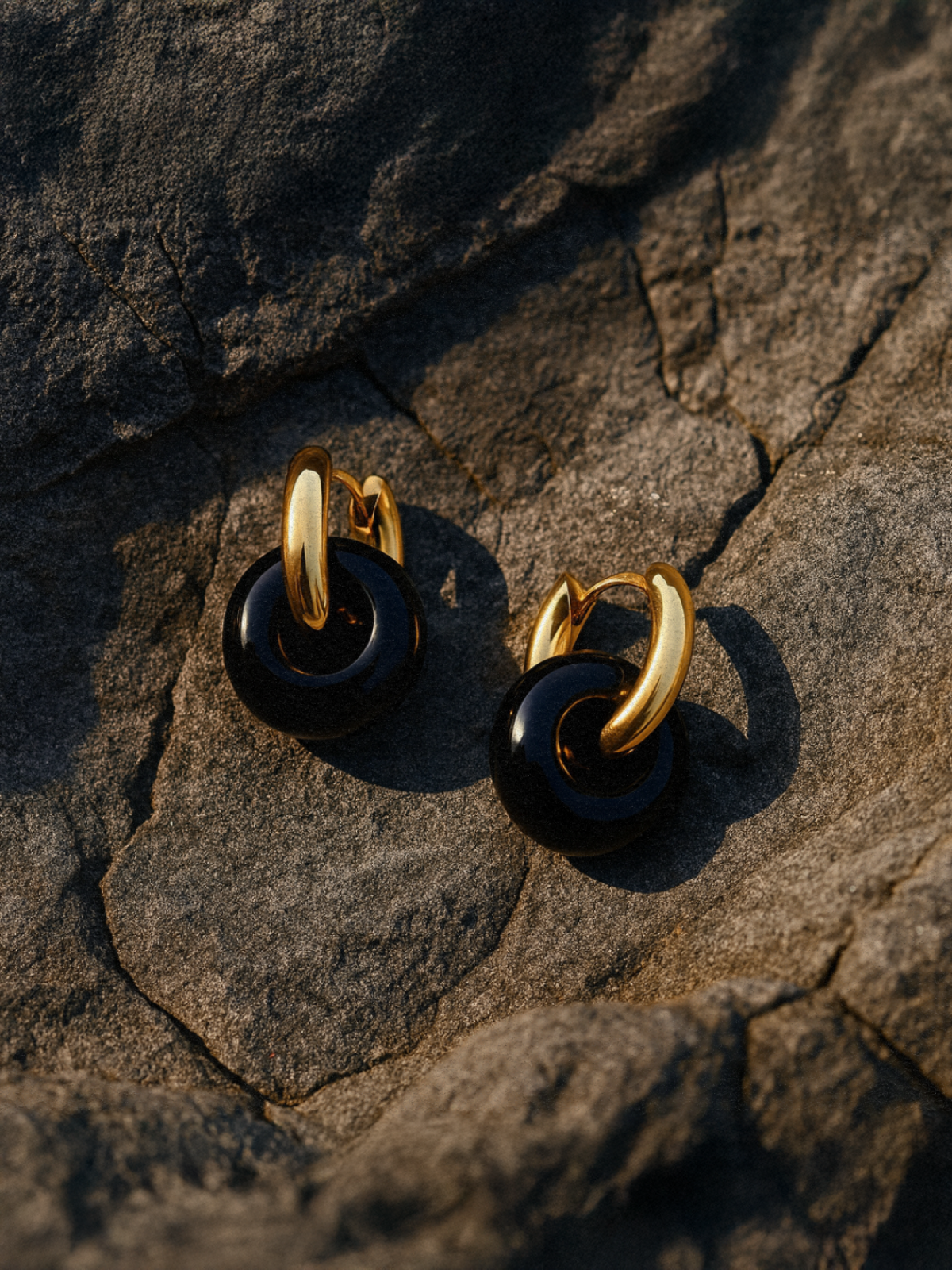 NOIR ROYAL EARRINGS IN BLACK ONYX