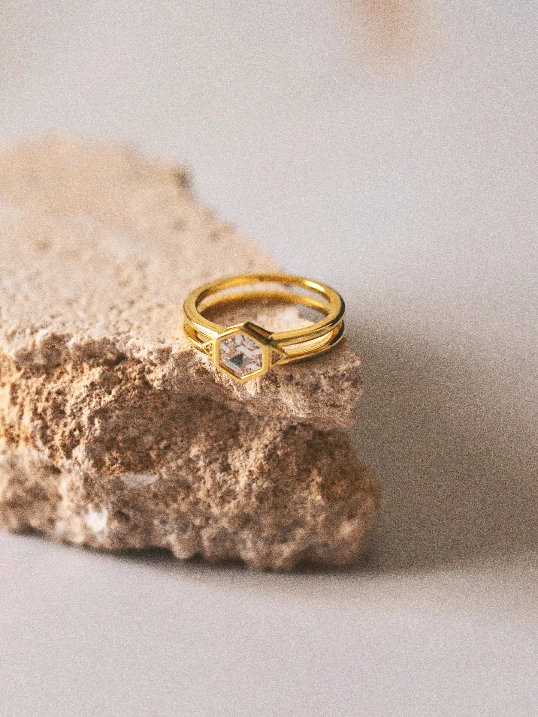 VERA SIGIL RING